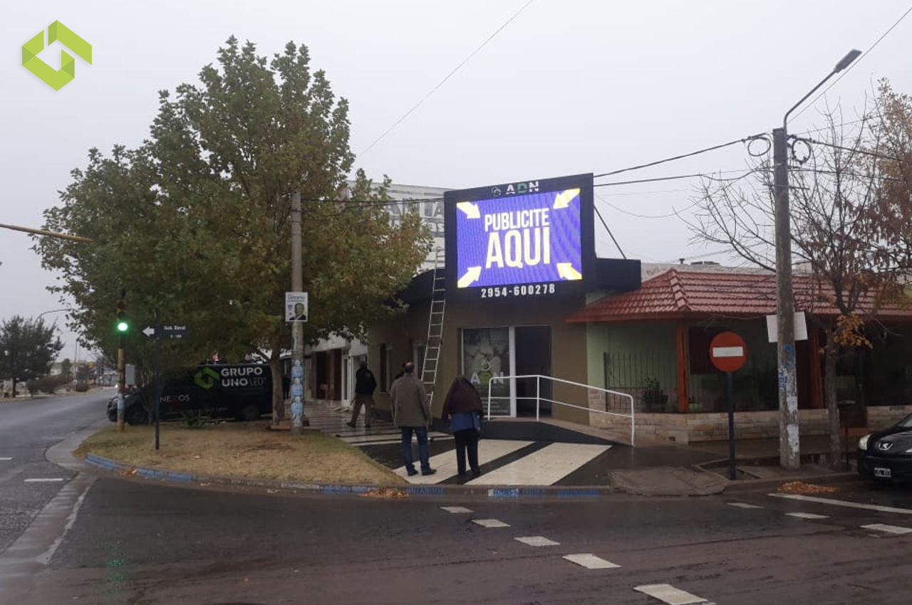 Pantalla LED para negocio en vía pública. Cuotas fijas en pesos.