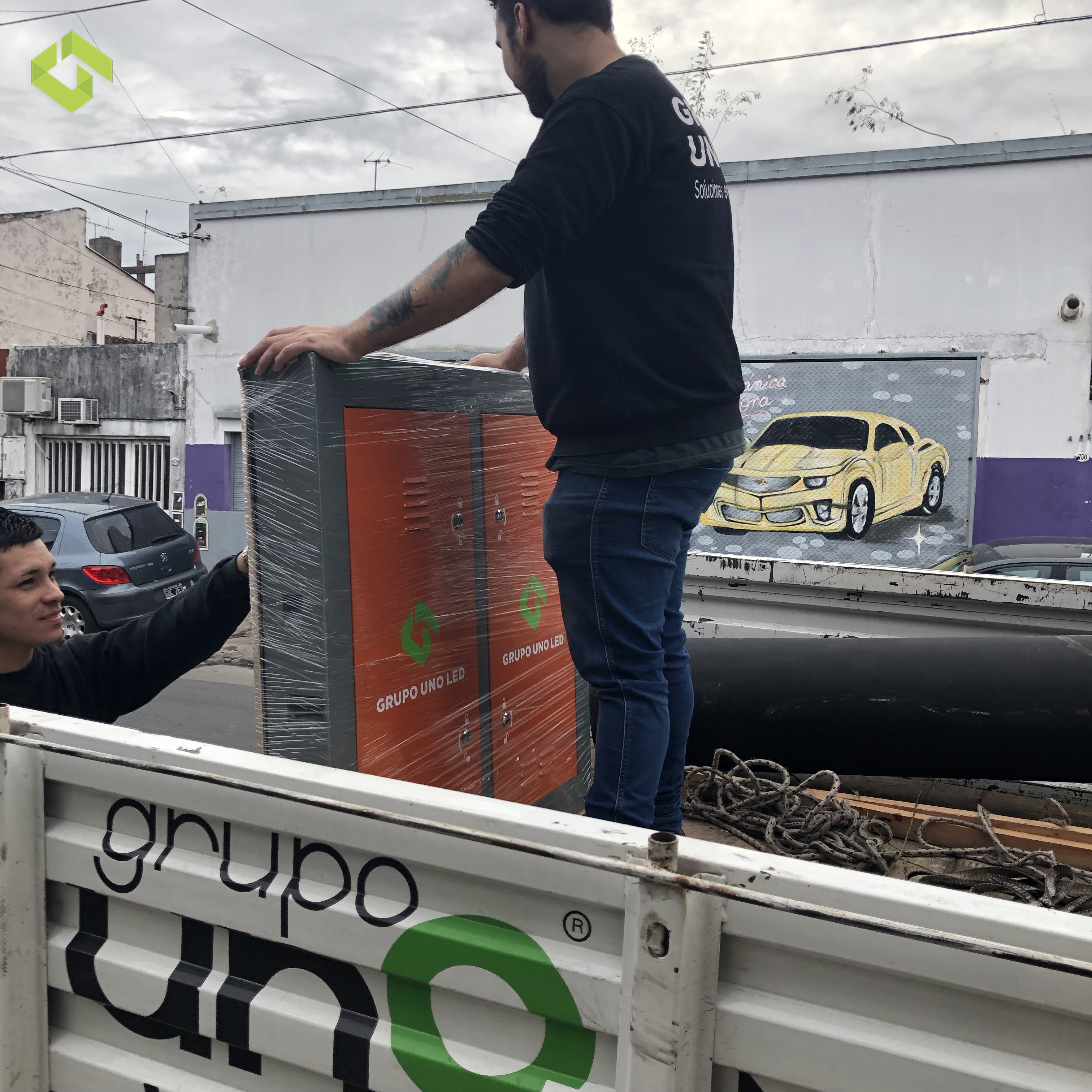 Envío de 3 pantallas. Nuevas unidades de negocio de la mano de Grupo Uno LED. 
