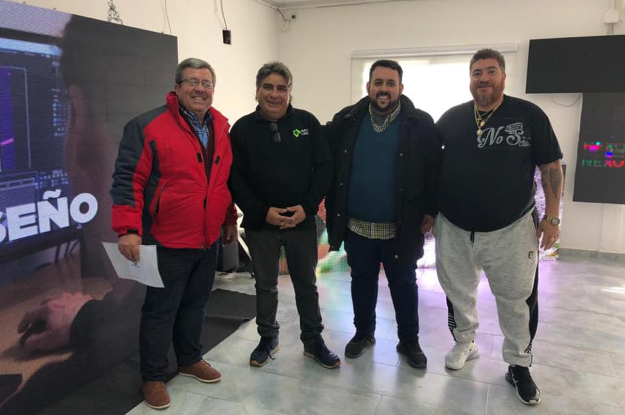 Ariel Taladrid pasó por nuestras nuevas oficinas a comprar una pantalla LED.