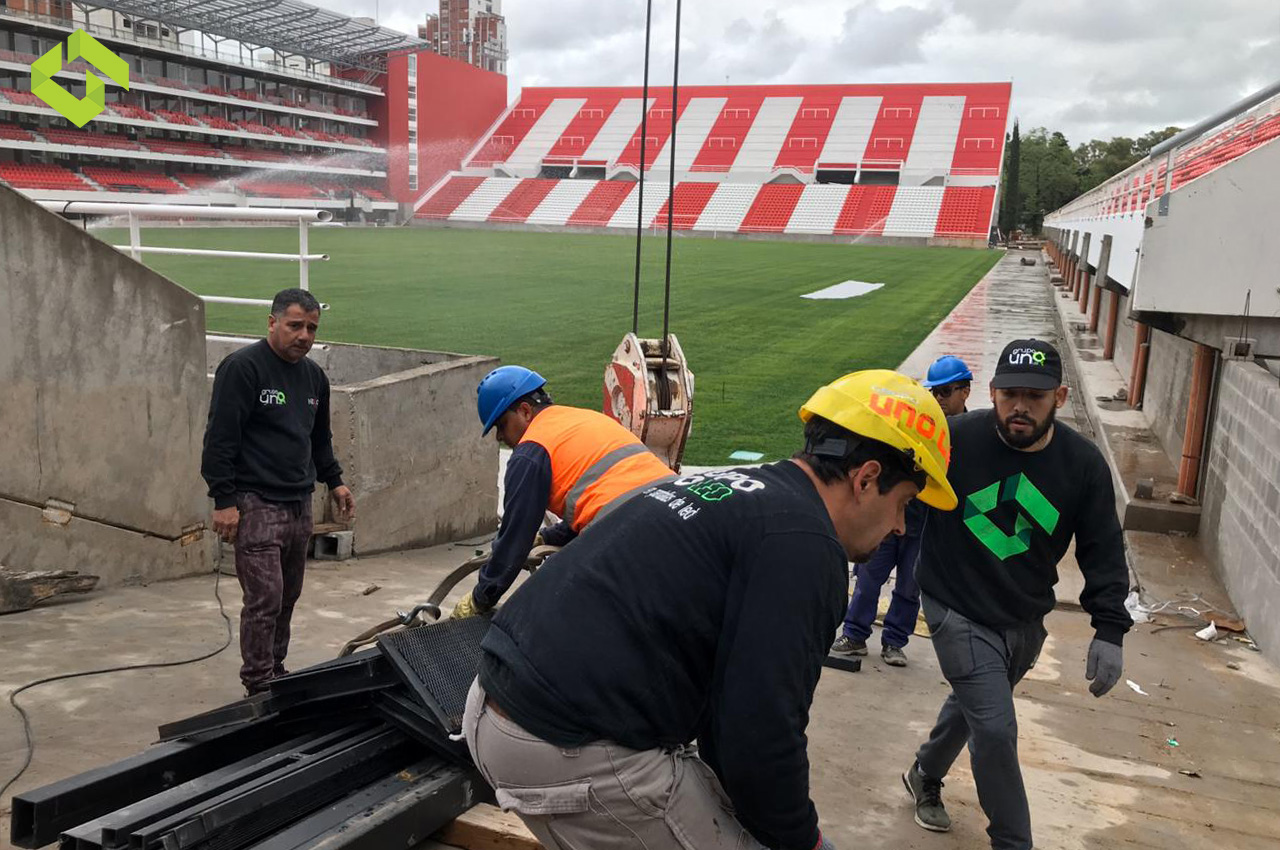 Comienza la instalación de Grupo Uno LED en el Estadio UNO.