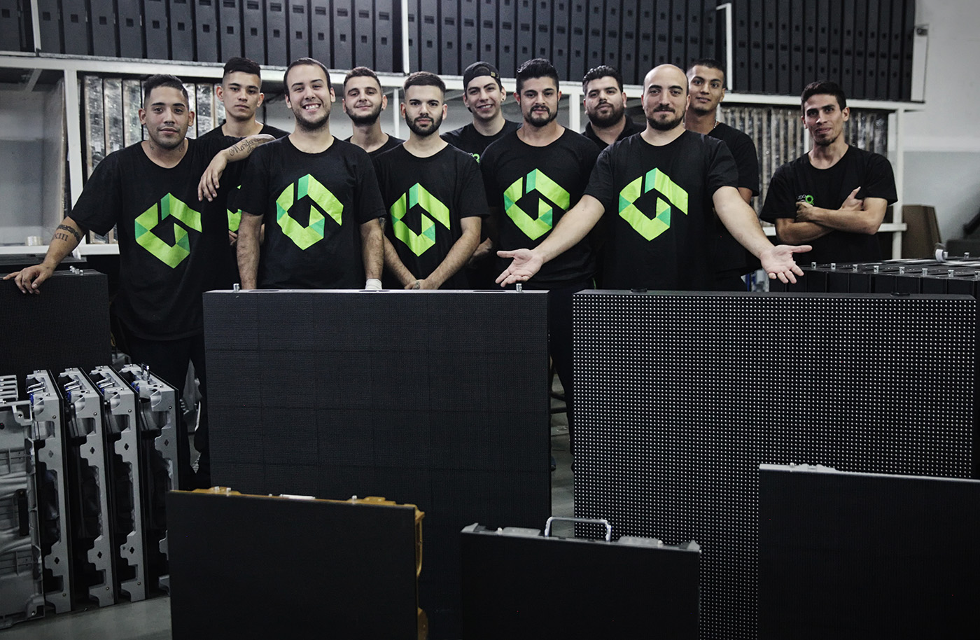 Los técnicos listos para recorrer el país instalando pantallas.