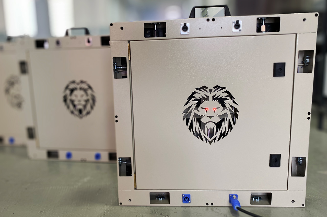 El león está llegando a Grupo Uno LED.