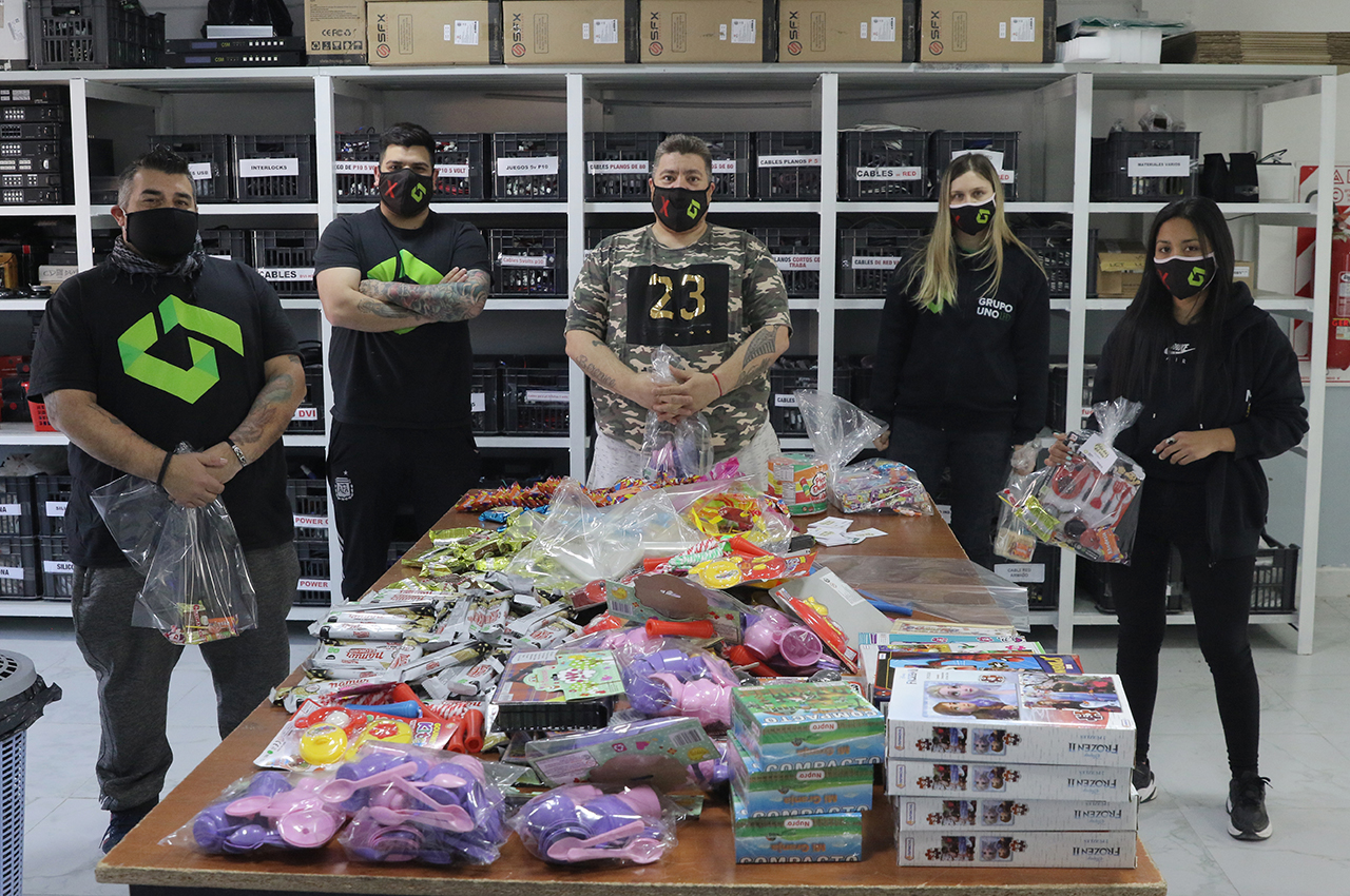 Preparamos más de 400 bolsitas con golosinas y juguetes para niños y niñas en su día.