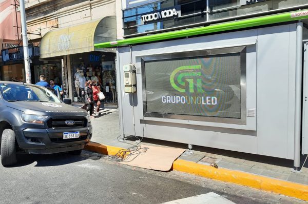 Avellaneda, Buenos Aires. Pantalla Outdoor 2x1 mts  P3.91