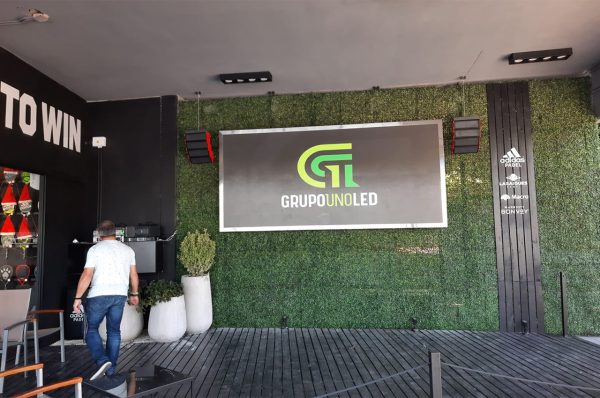 Lasaigues Padel en el Hotel Sheraton, Buenos Aires. Pantalla Outdoor 3,50x1,50 mts  P3.91