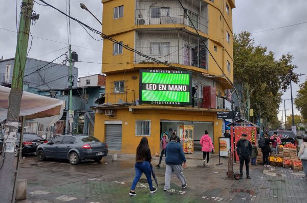 Villa Retiro , Buenos Aires. Pantalla Outdoor 3x2 mts  P10