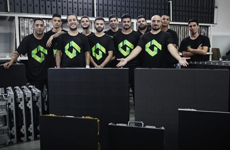 Los técnicos listos para recorrer el país instalando pantallas.